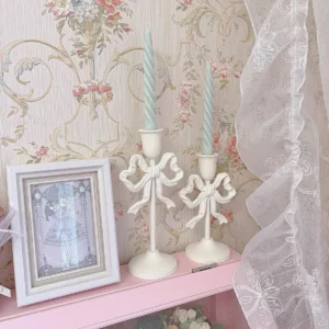 Bougeoir en fer avec nœud papillon rose et ornement blanc