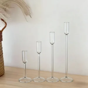 Bougeoirs en verre sur pied haut, style nordique