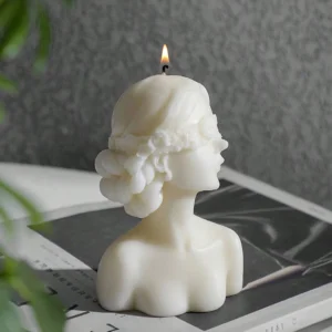 Bougie parfumée blanche en forme de femme aux yeux bandés
