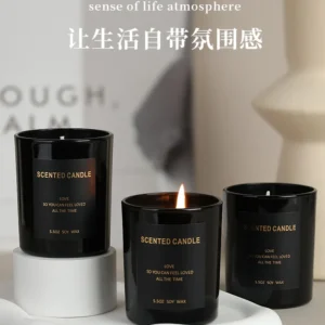 Bougie parfumée en cire de soja, pot en verre noir