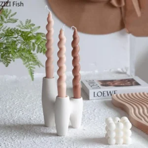 Bougeoirs en céramique blancs au design triangulaire