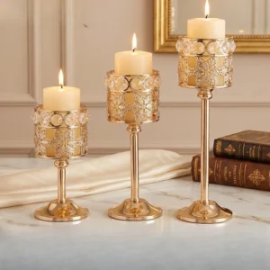 Ensemble de 3 chandeliers dorés en cristal et métal