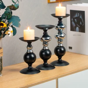Ensemble de 3 bougeoirs piliers en fer, style vintage