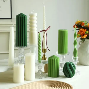 Bougie parfumée verte en cire de soja, forme cylindrique rayée nordique