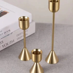 Bougeoirs en métal doré, style moderne