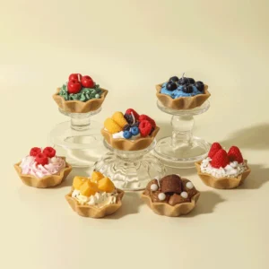 Bougie parfumée en cire de soja, forme tarte aux framboises et bleuets