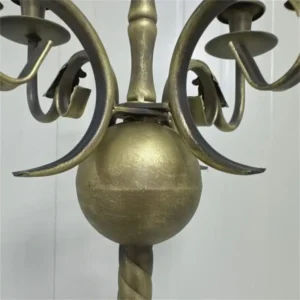 Bougeoirs antiques en fer forgé sur pied
