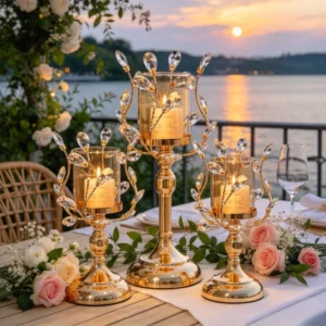 Ensemble de chandeliers en métal doré et cristal motif feuille