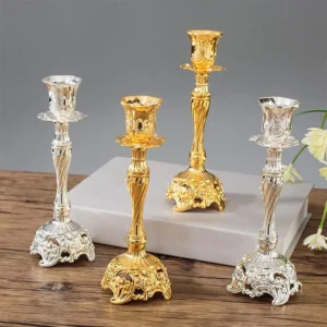 Bougeoirs en métal doré et argenté, lot de 2
